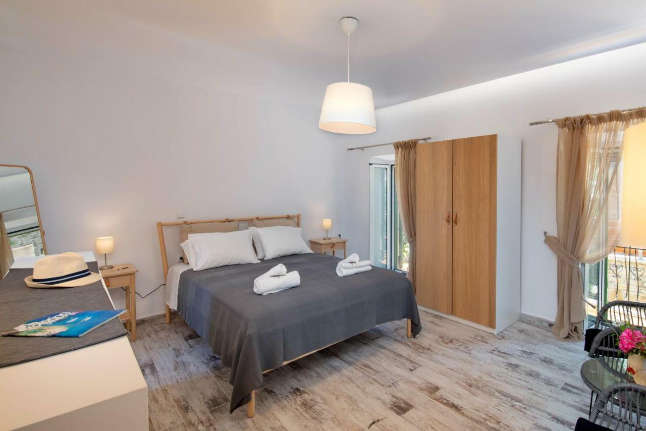 Loggos Couple Suite By Konnect Longós Екстериор снимка